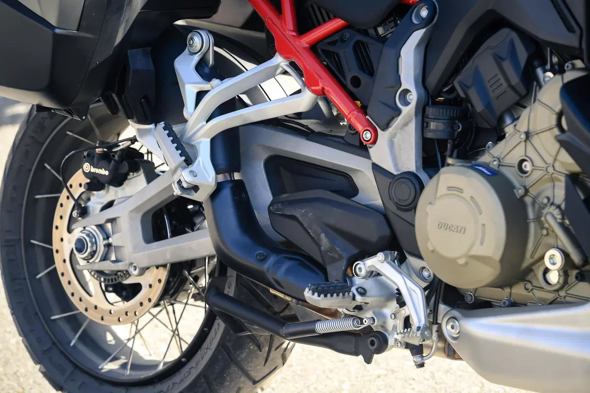 Ducati Multistrada V4 vs 1260 Enduro. TEST completo strada, offroad e pista! (27)