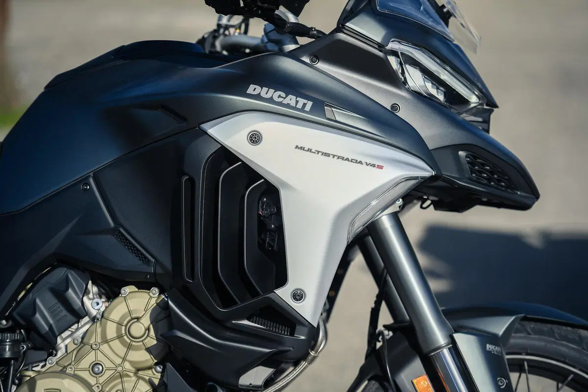 Ducati Multistrada V4 vs 1260 Enduro. TEST completo strada, offroad e pista! (29)