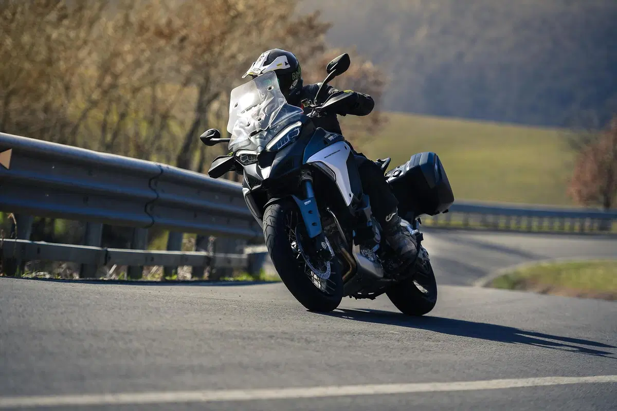 Ducati Multistrada V4 vs 1260 Enduro. TEST completo strada, offroad e pista! (8)