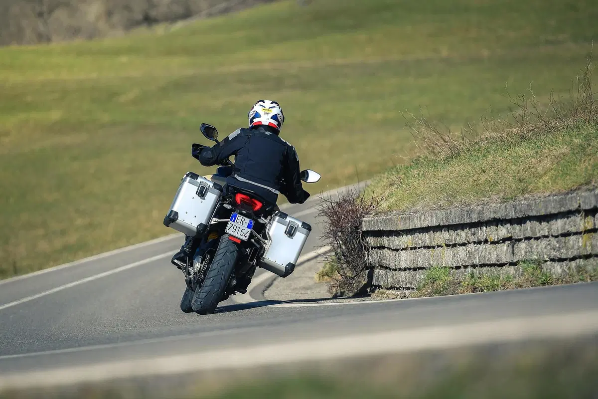 Ducati Multistrada V4 vs 1260 Enduro. TEST completo strada, offroad e pista! (16)