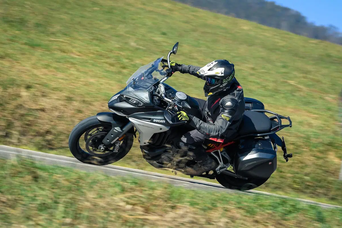 Ducati Multistrada V4 vs 1260 Enduro. TEST completo strada, offroad e pista! (18)