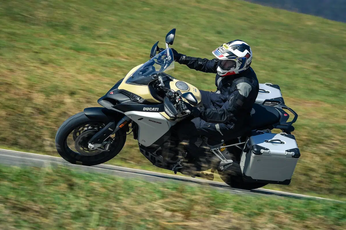 Ducati Multistrada V4 vs 1260 Enduro. TEST completo strada, offroad e pista! (19)