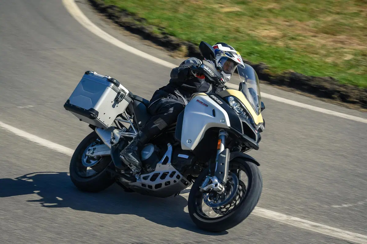 Ducati Multistrada V4 vs 1260 Enduro. TEST completo strada, offroad e pista! (21)