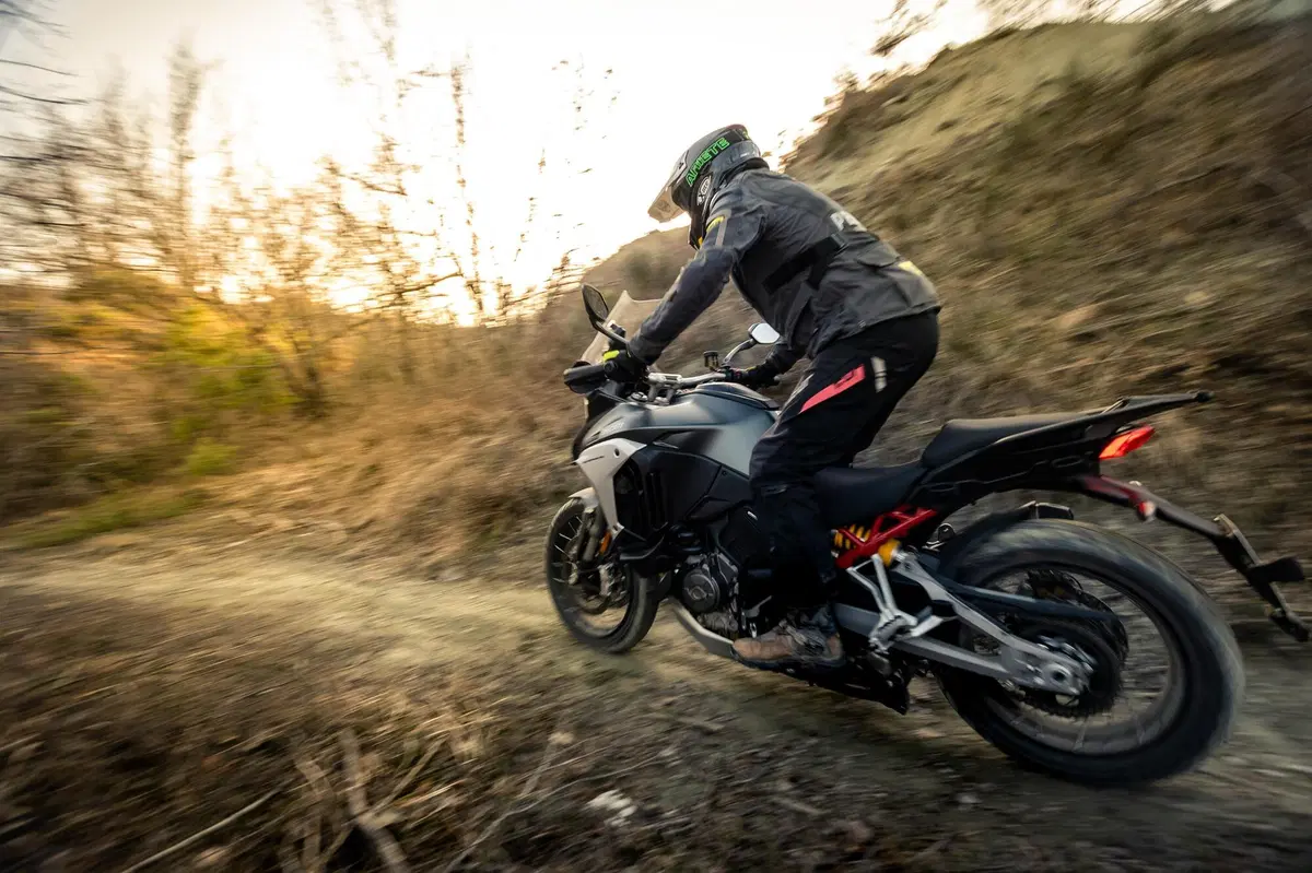 Ducati Multistrada V4 vs 1260 Enduro. TEST completo strada, offroad e pista! (2)
