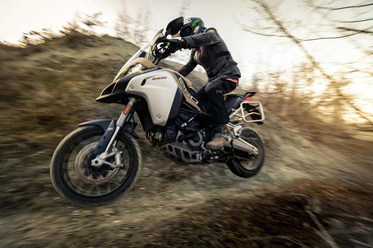 Ducati Multistrada V4 vs 1260 Enduro. TEST completo strada, offroad e pista! (5)