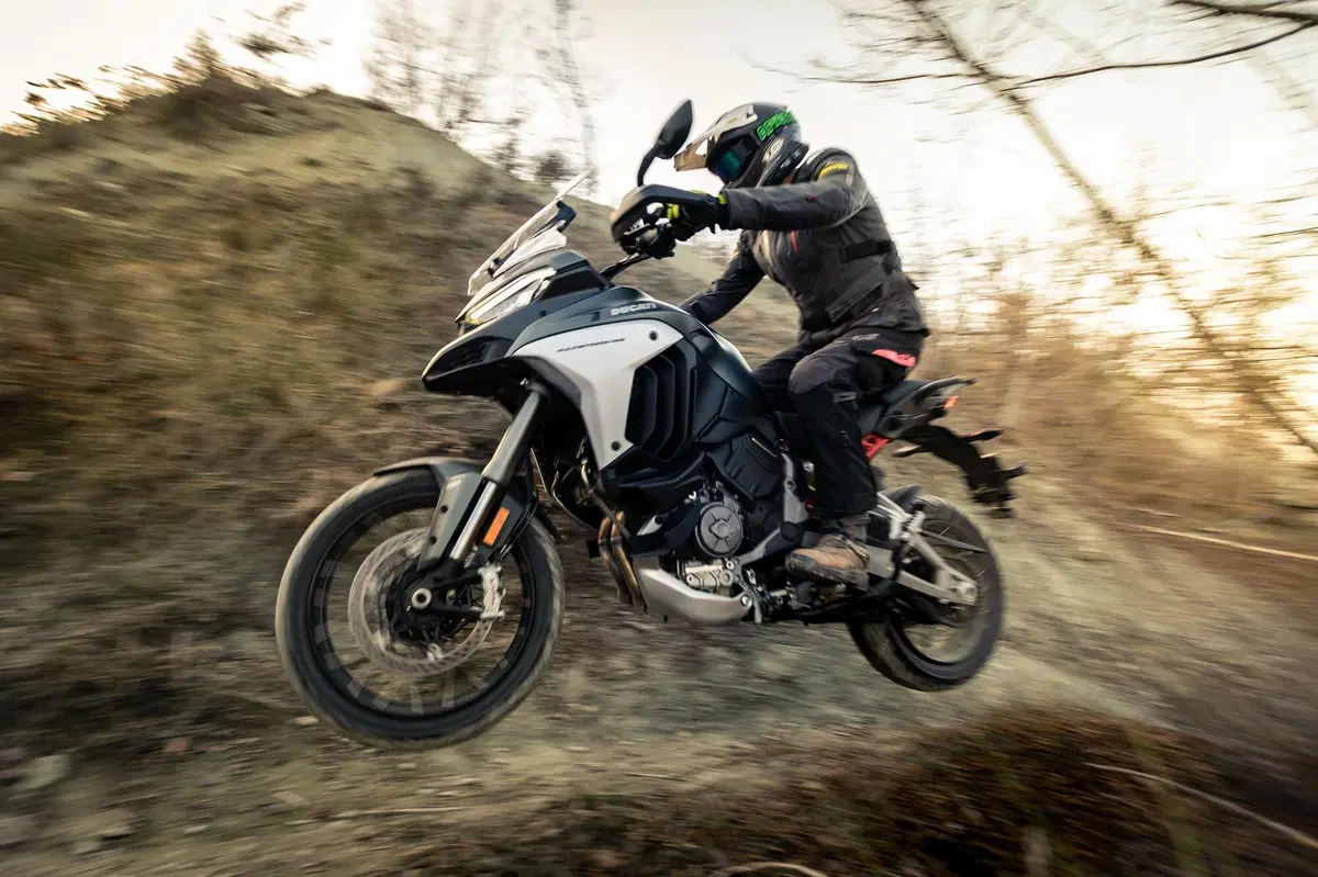Ducati Multistrada V4 vs 1260 Enduro. TEST completo strada, offroad e pista! (6)