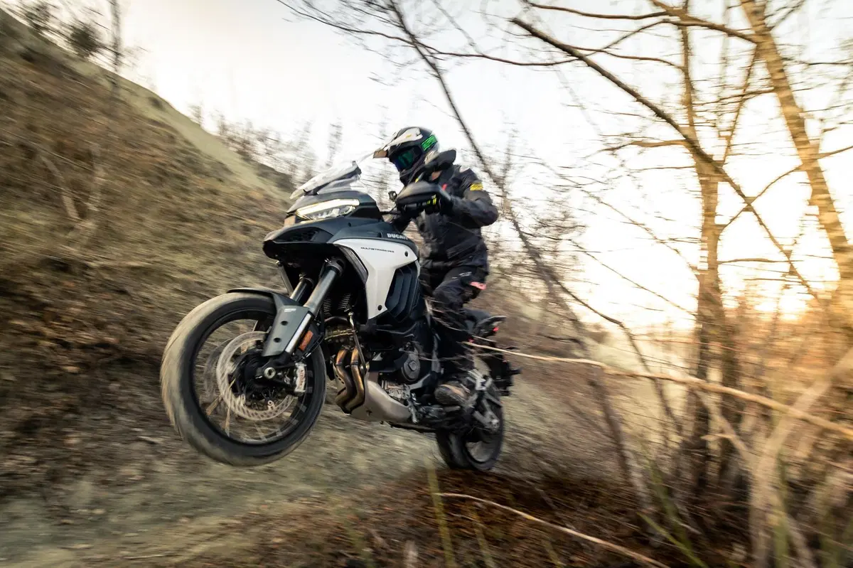 Ducati Multistrada V4 vs 1260 Enduro. TEST completo strada, offroad e pista!