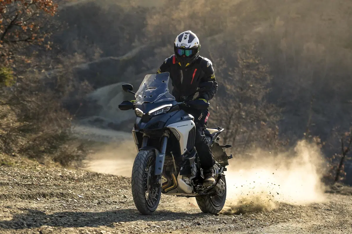 Ducati Multistrada V4 vs 1260 Enduro. TEST completo strada, offroad e pista! (8)
