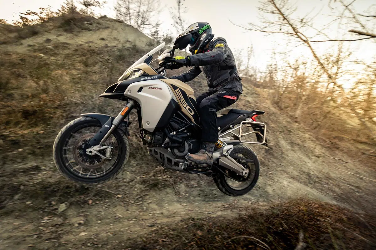 Ducati Multistrada V4 vs 1260 Enduro. TEST completo strada, offroad e pista! (9)