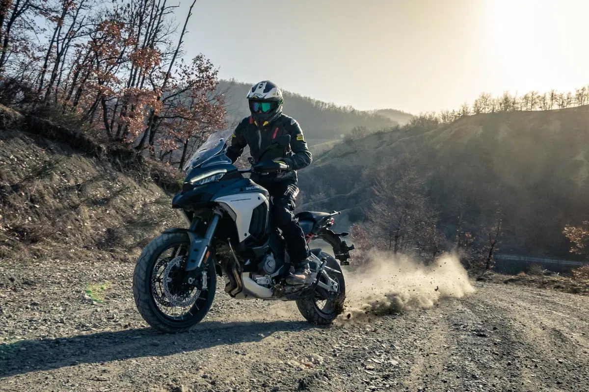 Ducati Multistrada V4 vs 1260 Enduro. TEST completo strada, offroad e pista! (10)