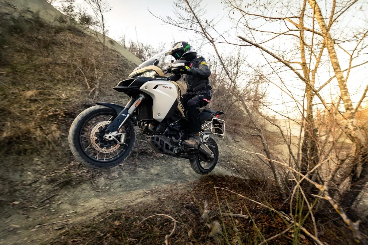 Ducati Multistrada V4 vs 1260 Enduro. TEST completo strada, offroad e pista! (11)