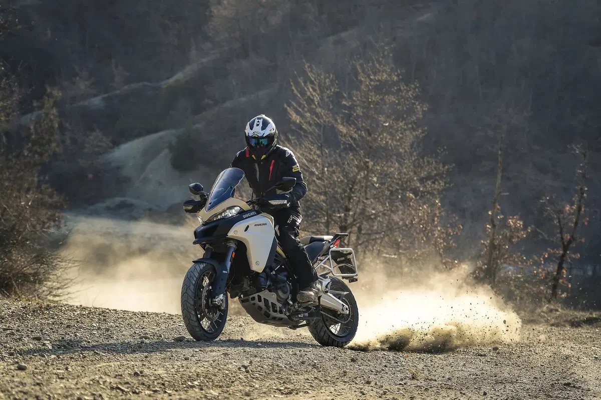 Ducati Multistrada V4 vs 1260 Enduro. TEST completo strada, offroad e pista! (12)