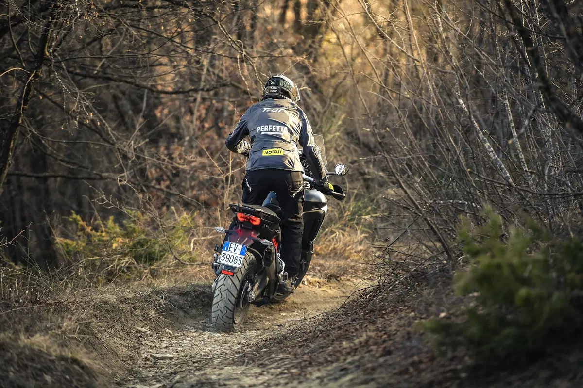 Ducati Multistrada V4 vs 1260 Enduro. TEST completo strada, offroad e pista! (13)