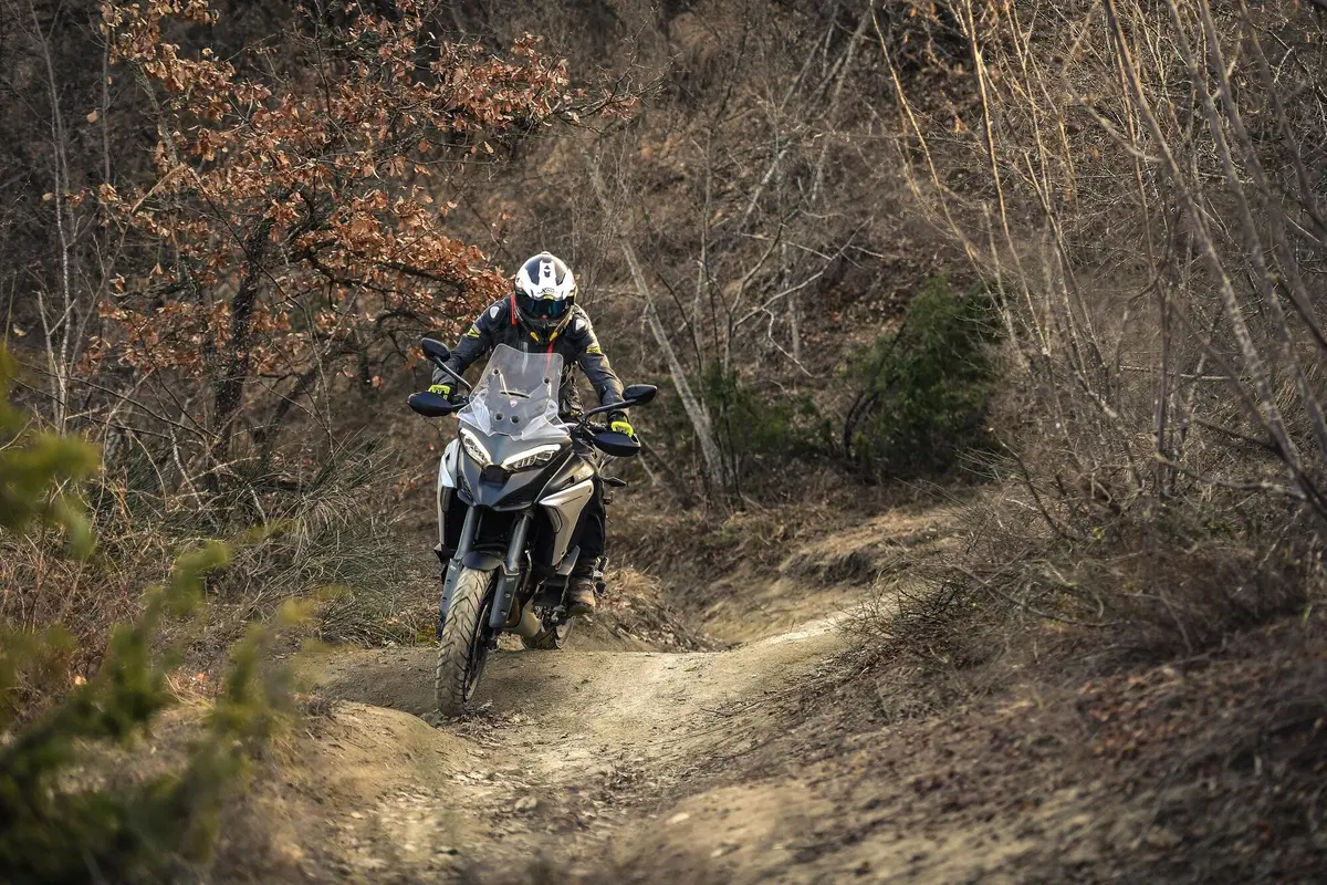 Ducati Multistrada V4 vs 1260 Enduro. TEST completo strada, offroad e pista! (14)