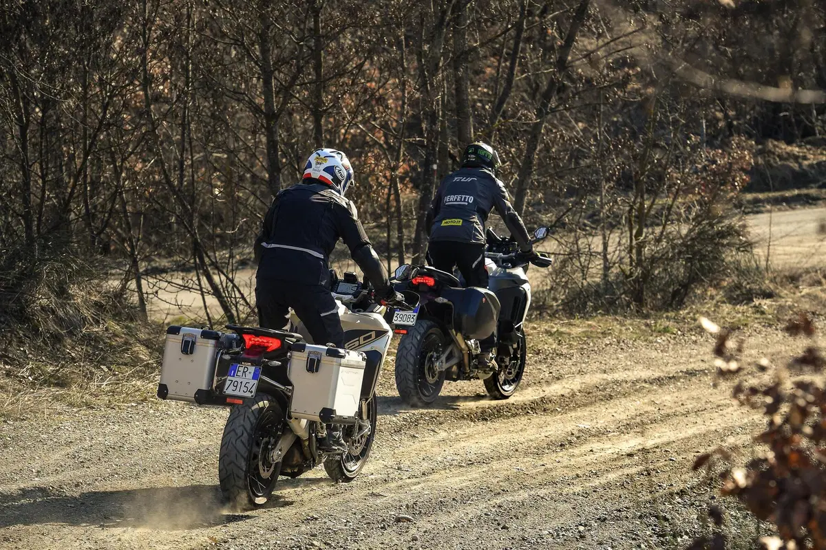 Ducati Multistrada V4 vs 1260 Enduro. TEST completo strada, offroad e pista! (15)