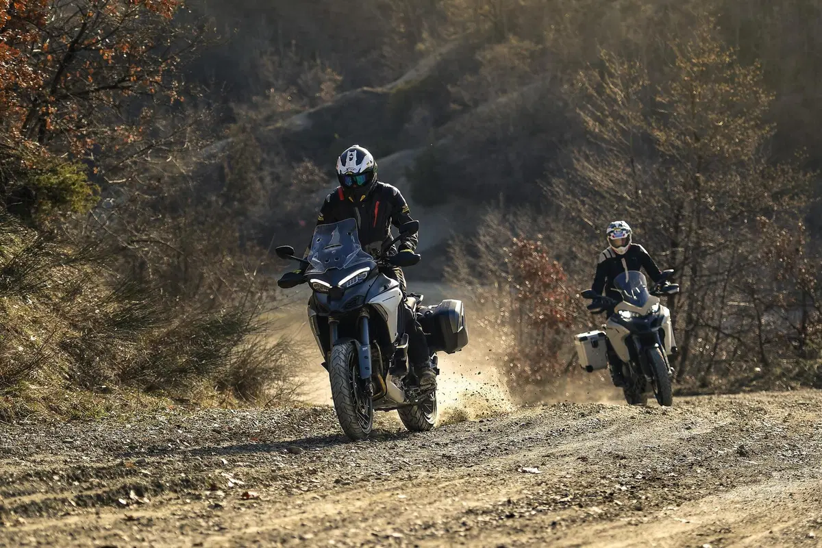 Ducati Multistrada V4 vs 1260 Enduro. TEST completo strada, offroad e pista! (16)