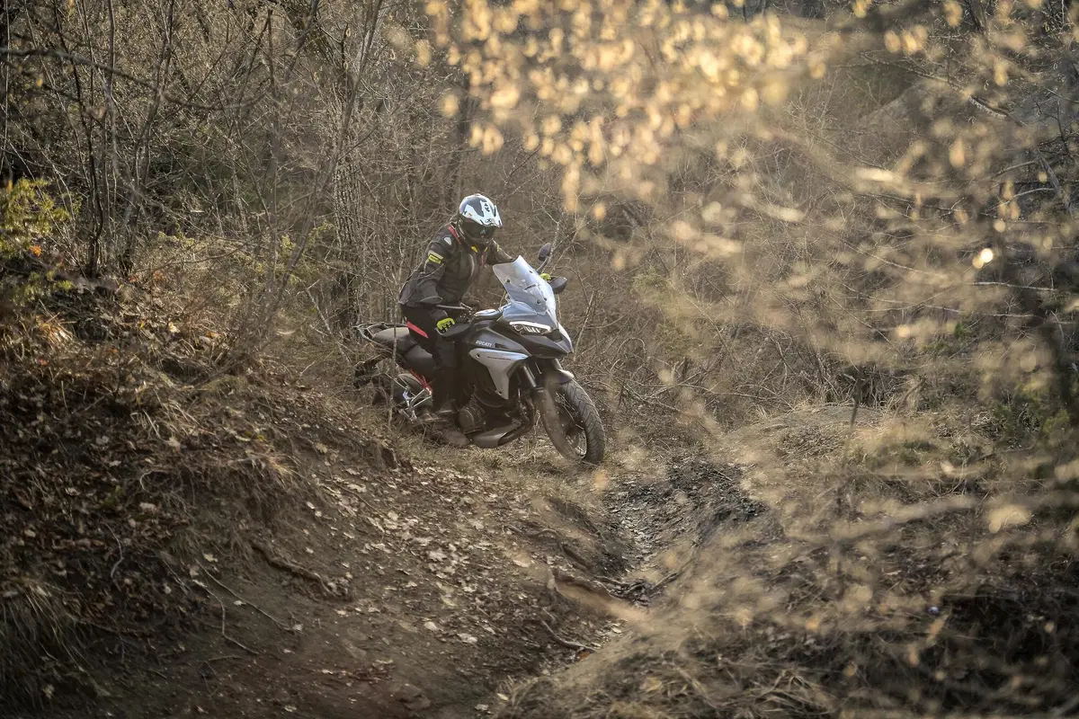 Ducati Multistrada V4 vs 1260 Enduro. TEST completo strada, offroad e pista! (18)