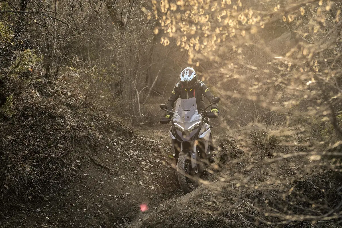 Ducati Multistrada V4 vs 1260 Enduro. TEST completo strada, offroad e pista! (17)