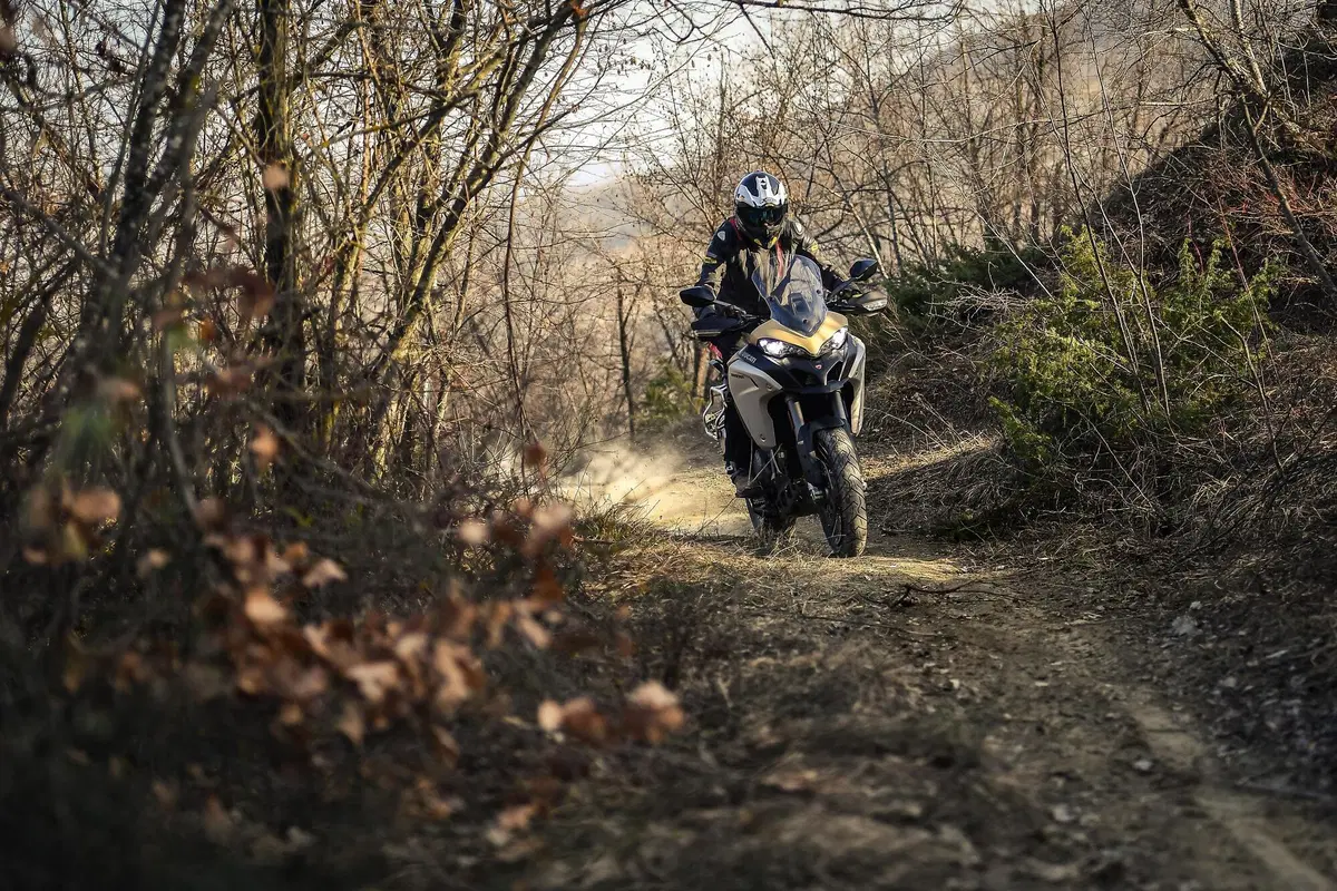 Ducati Multistrada V4 vs 1260 Enduro. TEST completo strada, offroad e pista! (19)