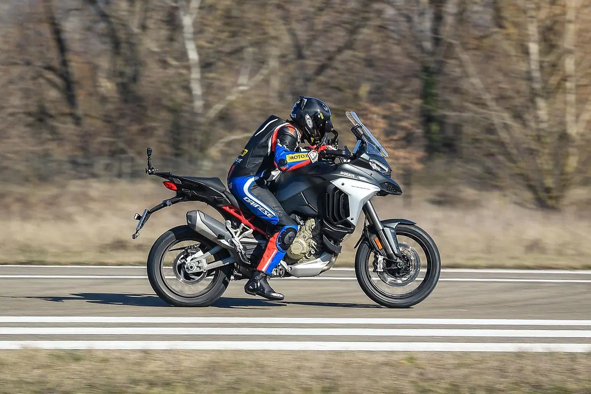Ducati Multistrada V4 vs 1260 Enduro. TEST completo strada, offroad e pista! (6)