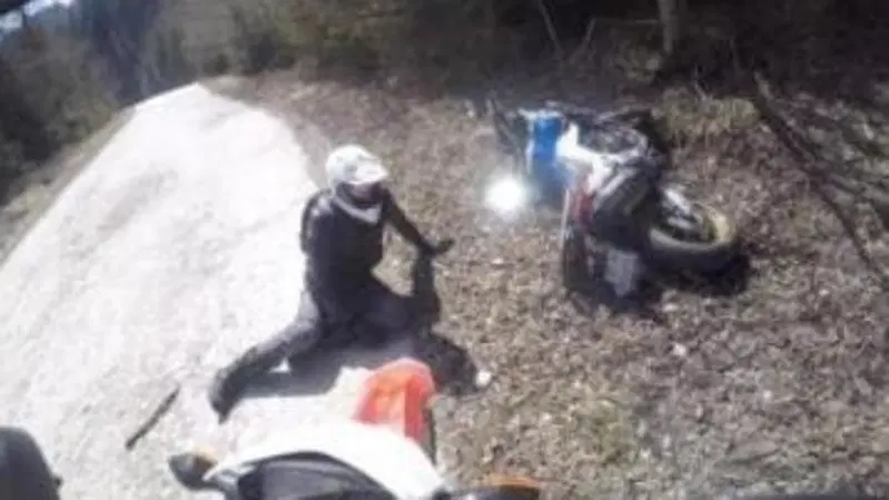 Sorpreso dal cambio di terreno, finisce steso con la Honda AfricaTwin [VIDEO]