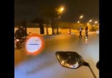 In tre sugli scooter e in monoruota fuggono al posto di blocco [VIDEO VIRALE]