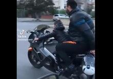 Follia sulle strade di Falsomiele: lascia guidare la vecchia moto sportiva a un bambino [VIDEO VIRALE]