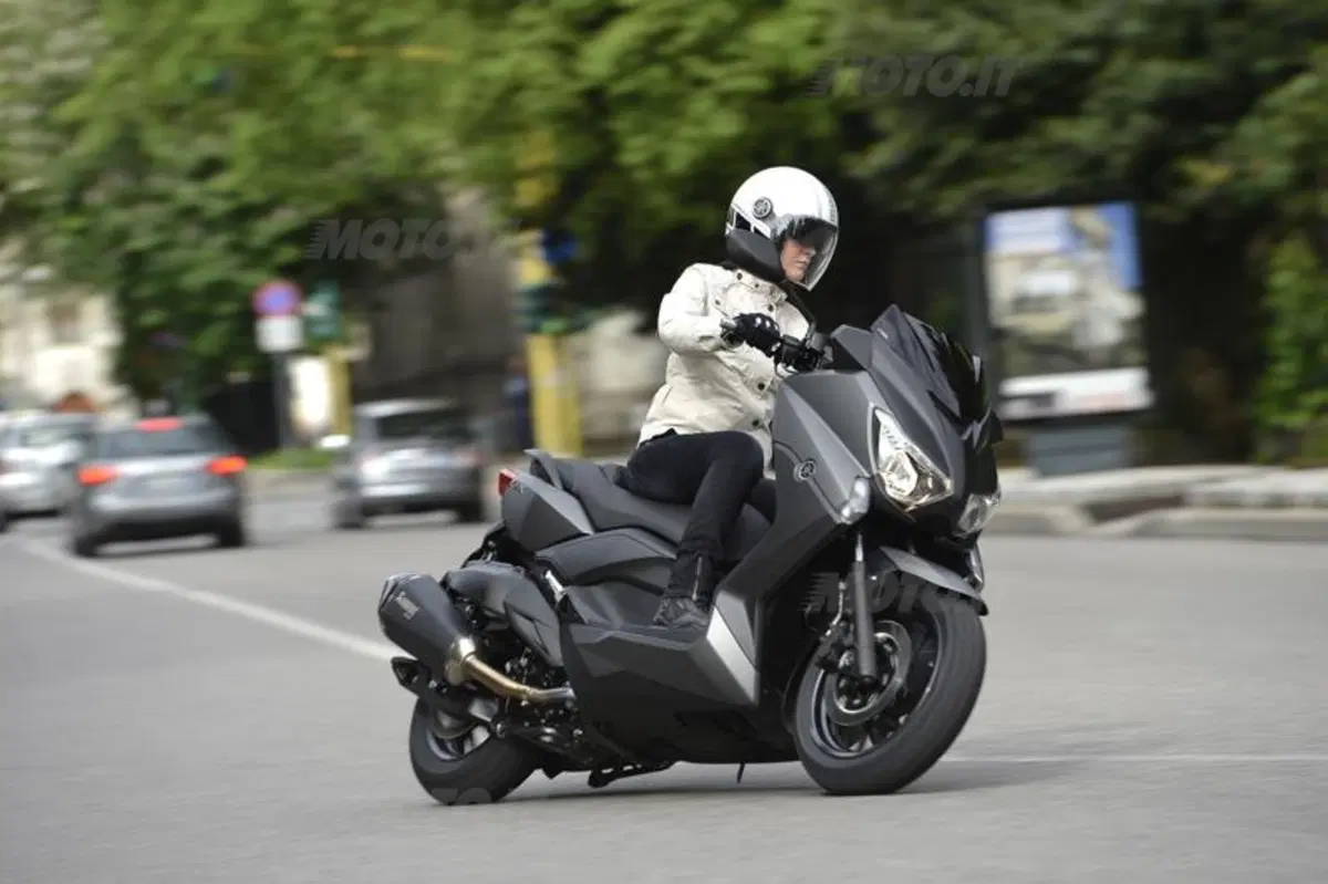 Yamaha X-Max 400 (2)