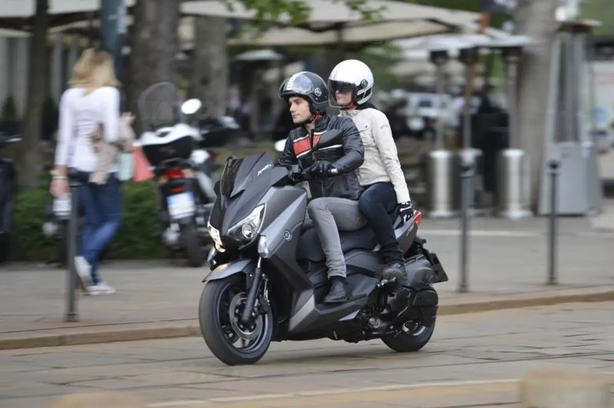 Yamaha X-Max 400 (4)