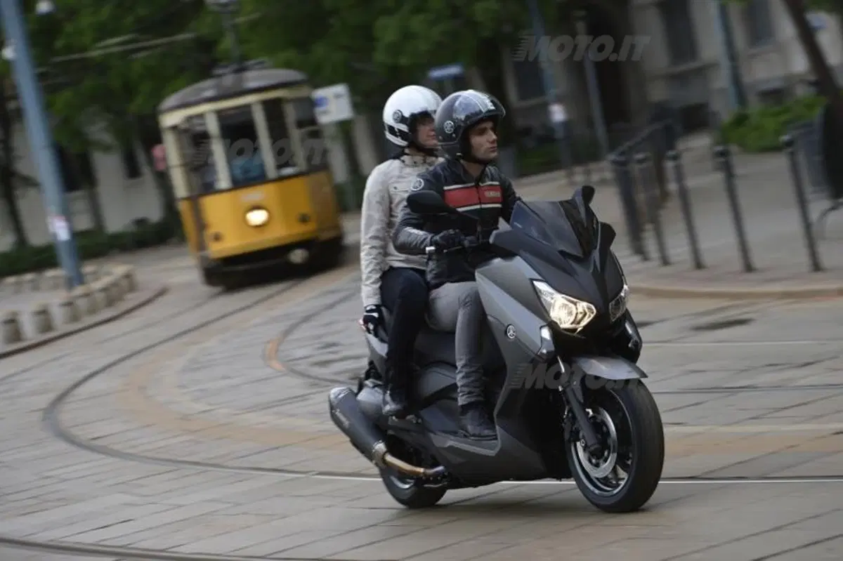 Yamaha X-Max 400 (5)