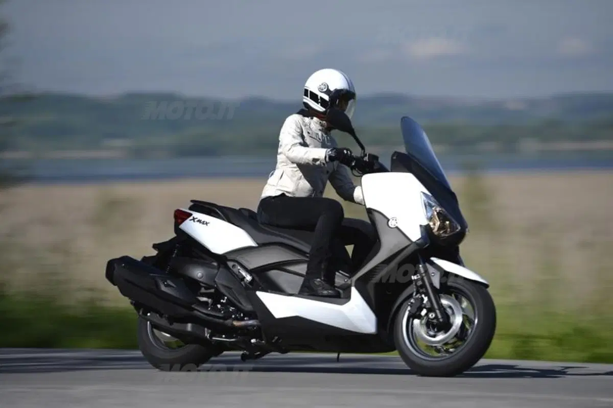 Yamaha X-Max 400 (7)