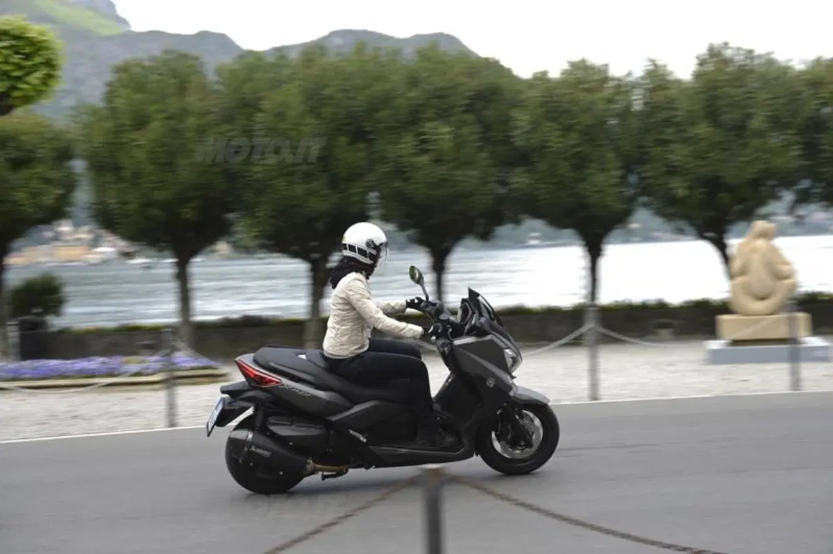 Yamaha X-Max 400 (8)