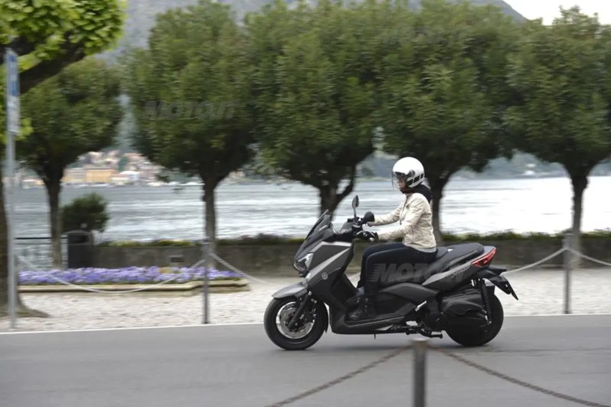 Yamaha X-Max 400 (9)