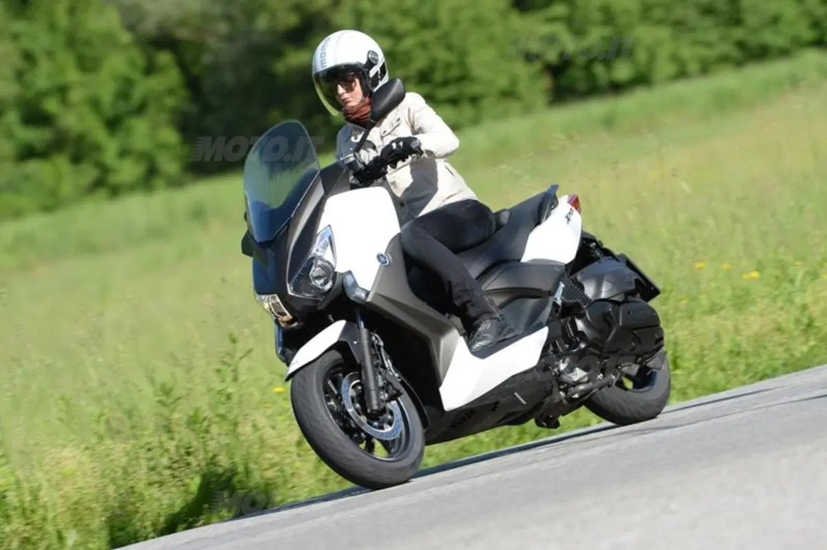Yamaha X-Max 400 (10)