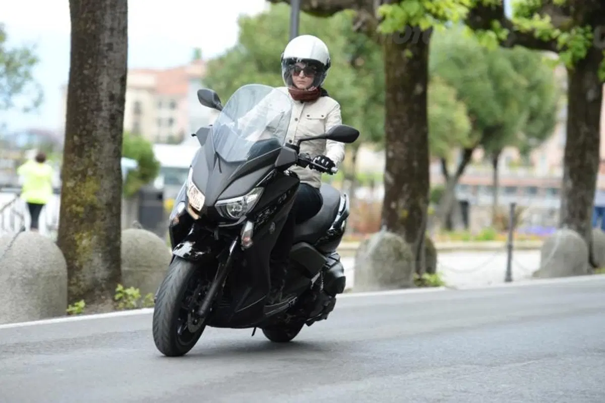 Yamaha X-Max 400 (12)