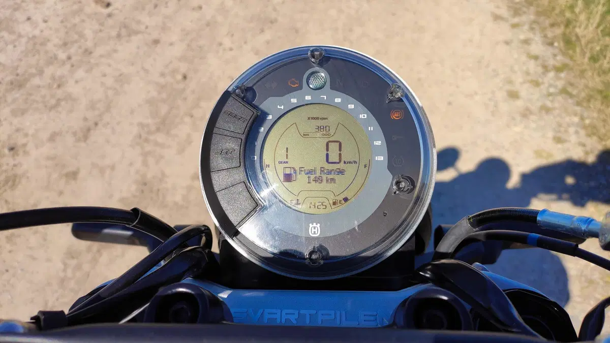 Husqvarna Svartpilen 125 TEST 2021 (17)