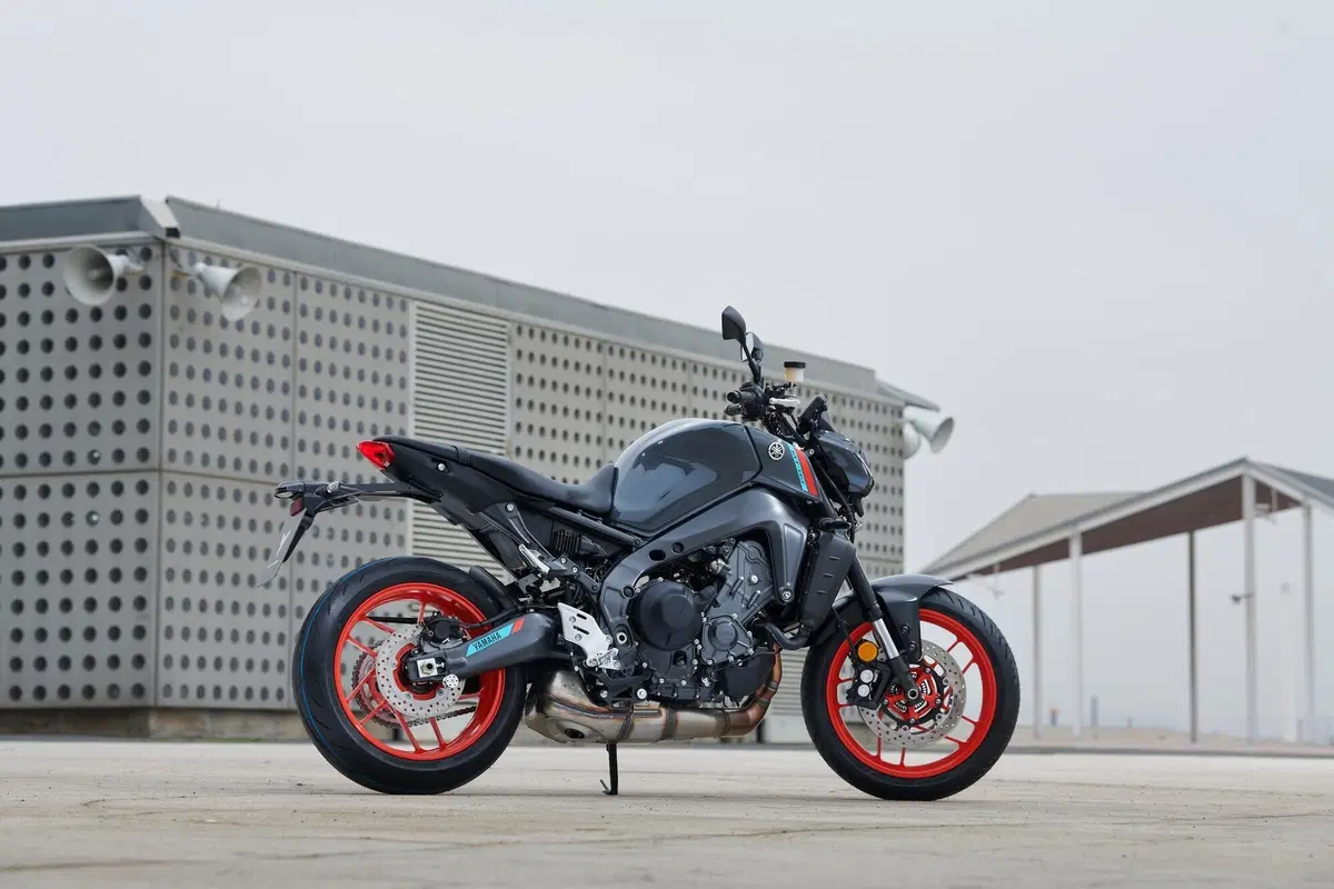 Yamaha MT-09: Dark & Fun