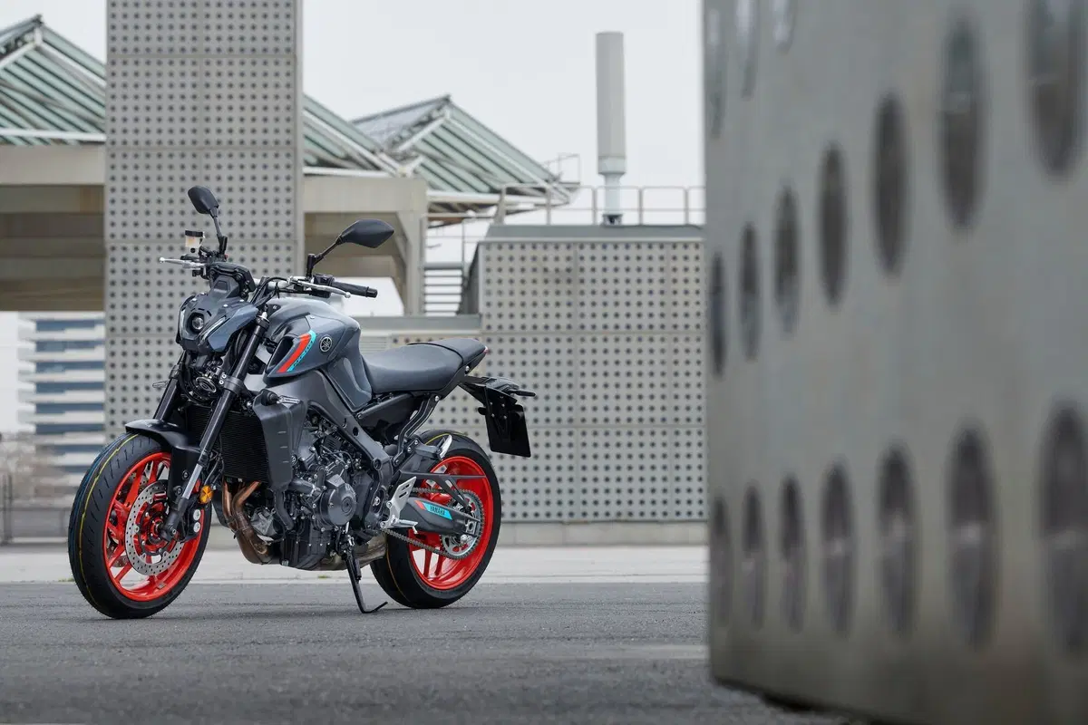 Yamaha MT-09: Dark & Fun (2)