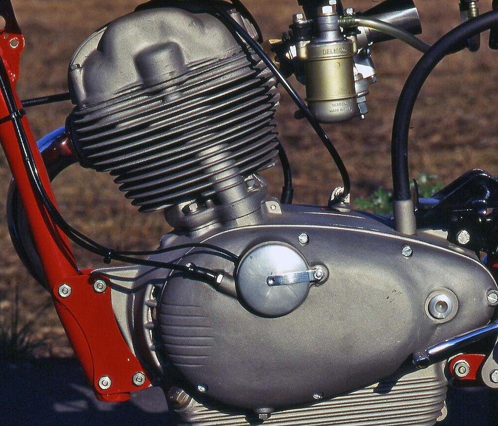 In questa foto del motore di una Morini Settebello 175 si possono notare, in uscita dall&rsquo;alloggiamento del ruttore, il filo elettrico collegato alla bobina di accensione e il cavo flessibile dell&rsquo;anticipo manuale, che collegava il piatto del ruttore stesso al manettino sul manubrio