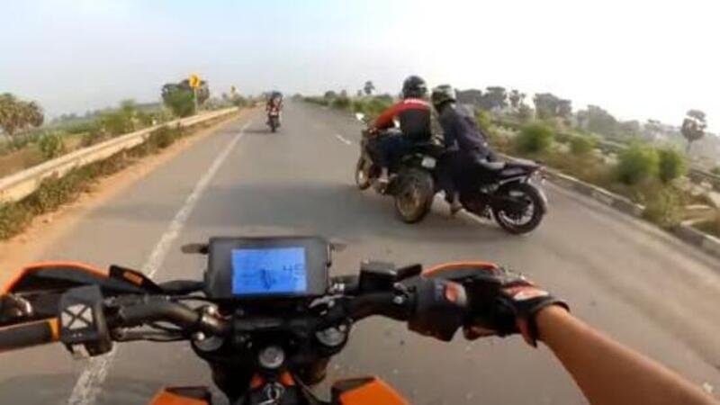 Moto crash: lo sparo in gruppo finisce con un tamponamento [VIDEO]