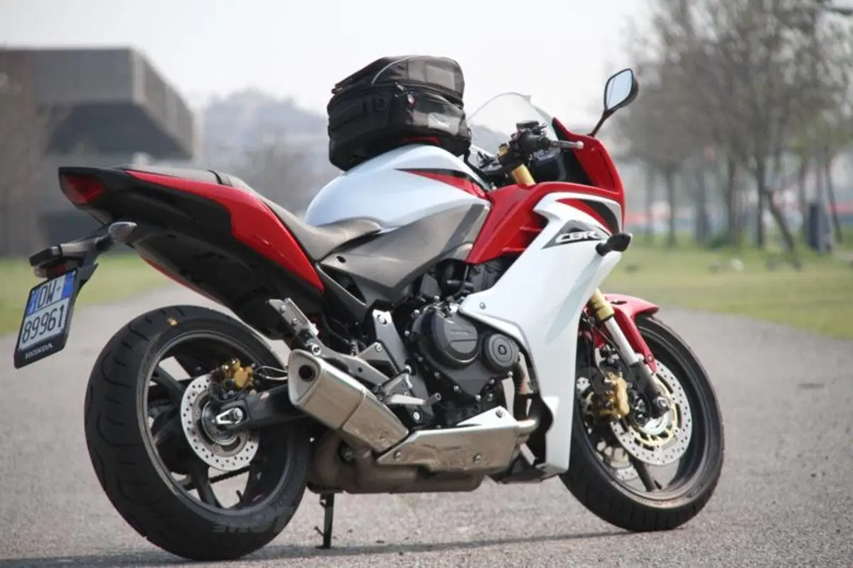 Tre borse GIVI Xstream in prova