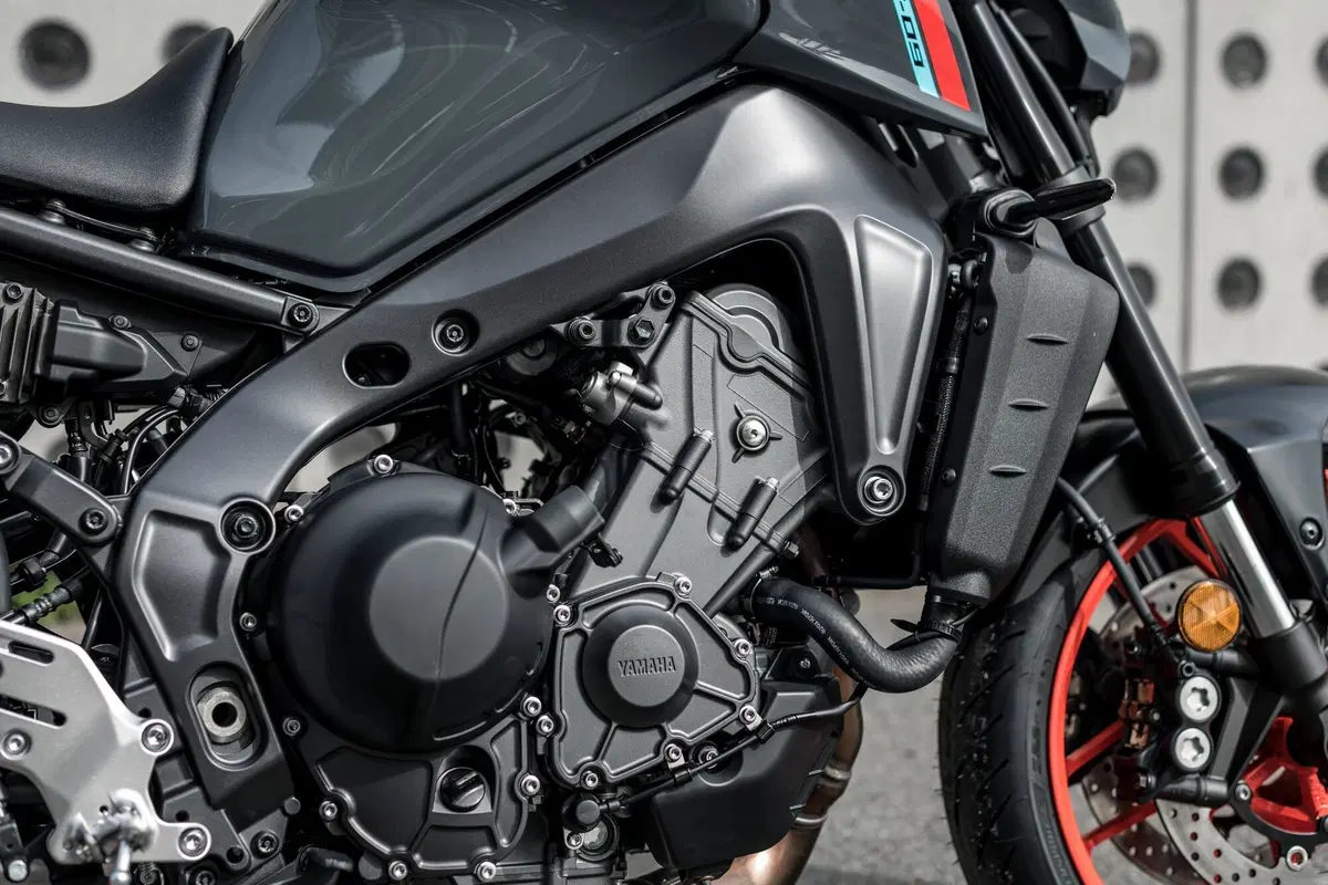 Yamaha MT-09: Dark & Fun