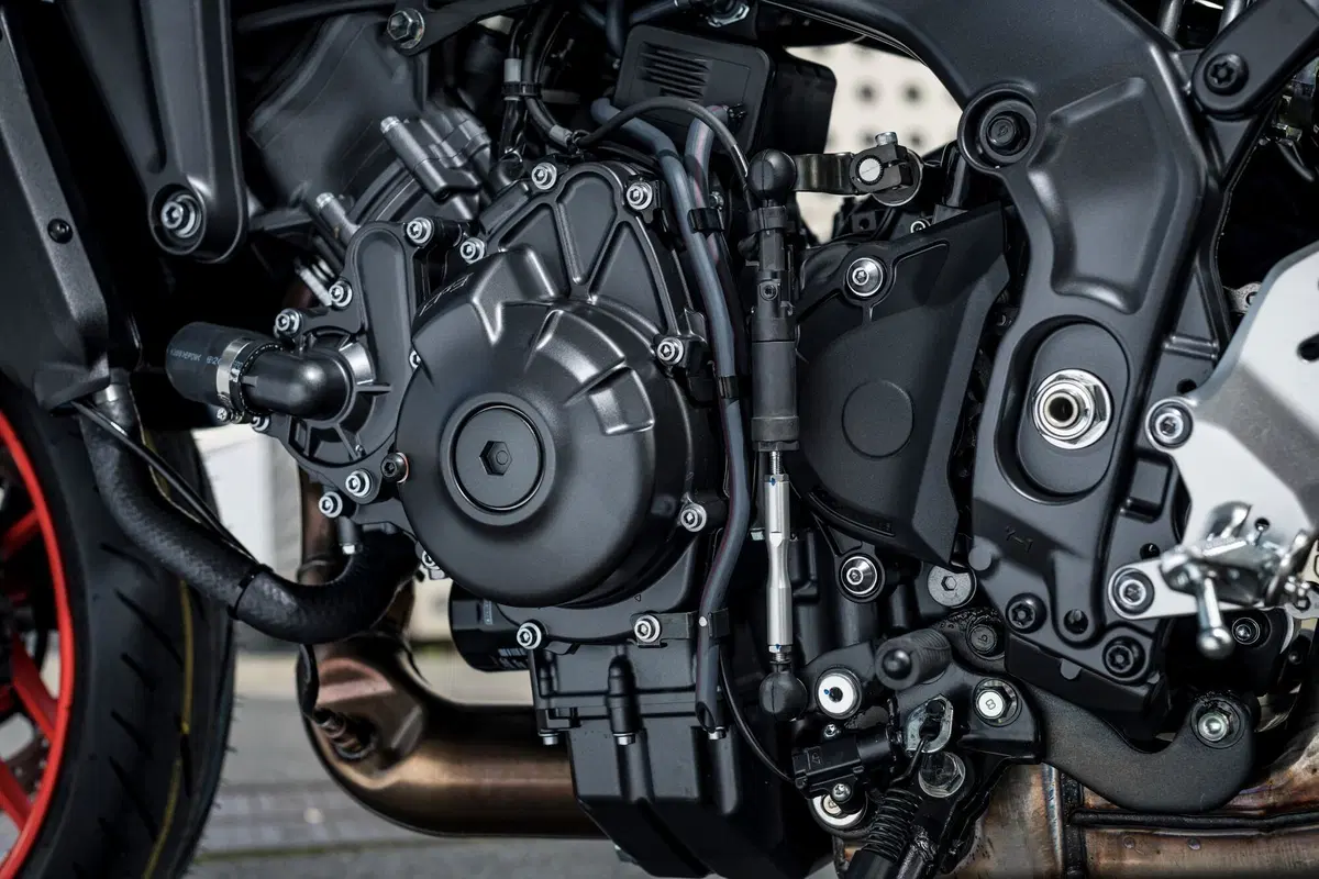 Yamaha MT-09: Dark & Fun (5)