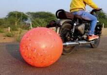 Quanto impiega una Royal Enfield a gonfiare un palloncino? [VIDEO VIRALE]