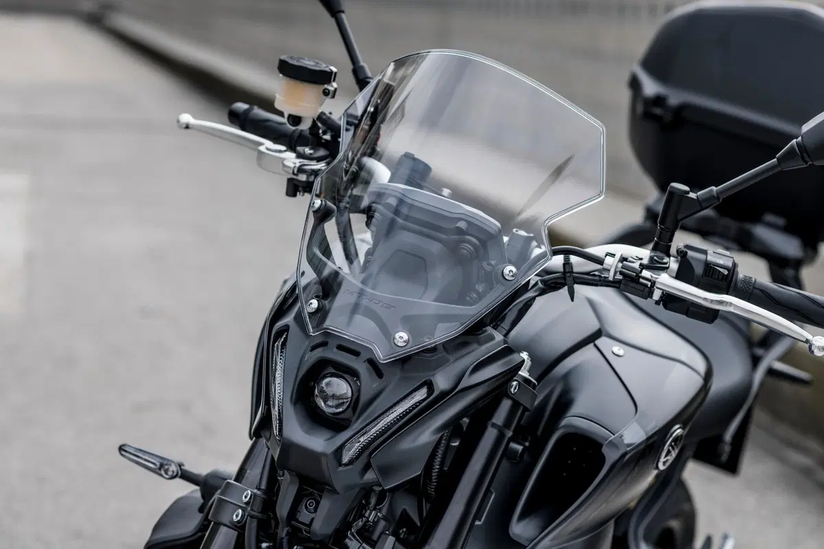 Yamaha MT-09: Dark & Fun (4)
