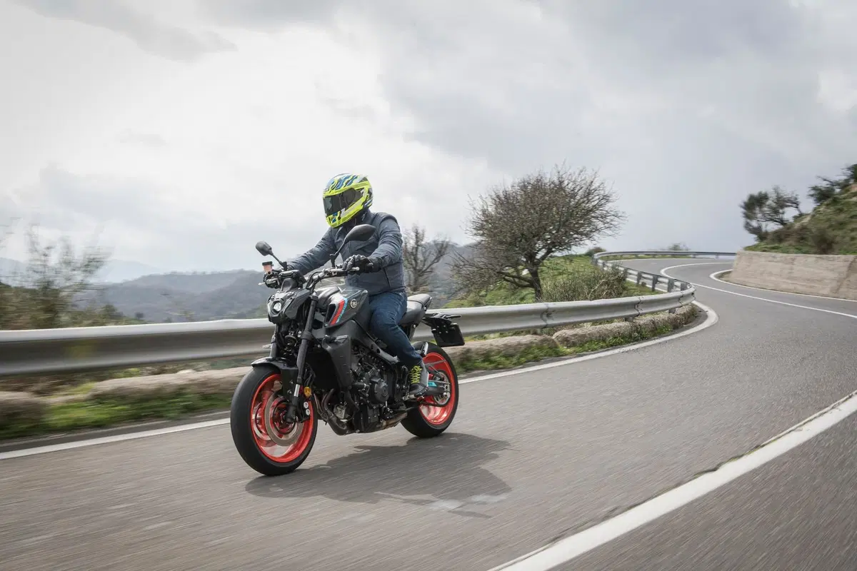 Yamaha MT-09: Dark & Fun (2)
