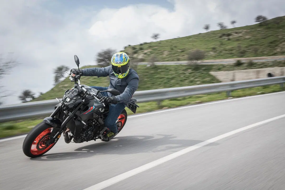 Yamaha MT-09: Dark & Fun (4)