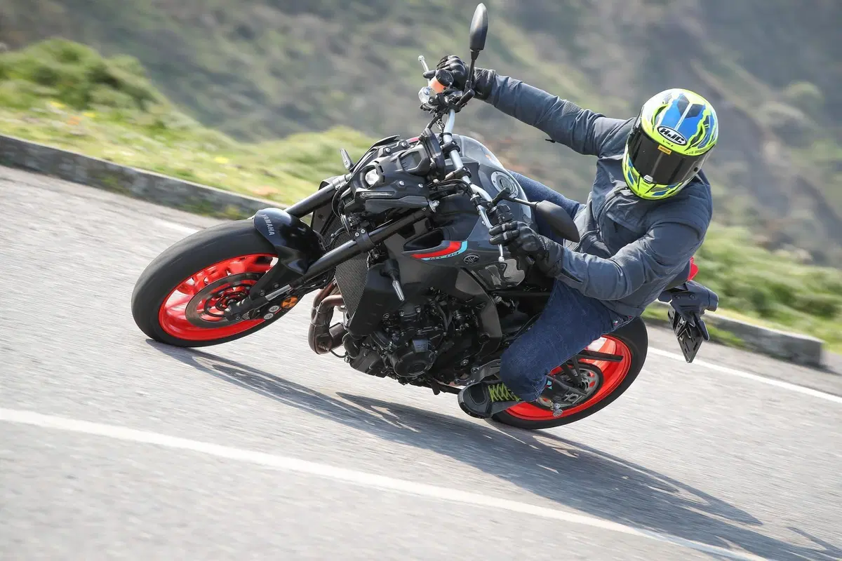 Yamaha MT-09: Dark & Fun (5)