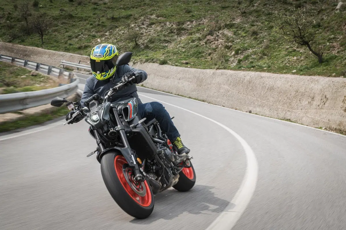 Yamaha MT-09: Dark & Fun (6)