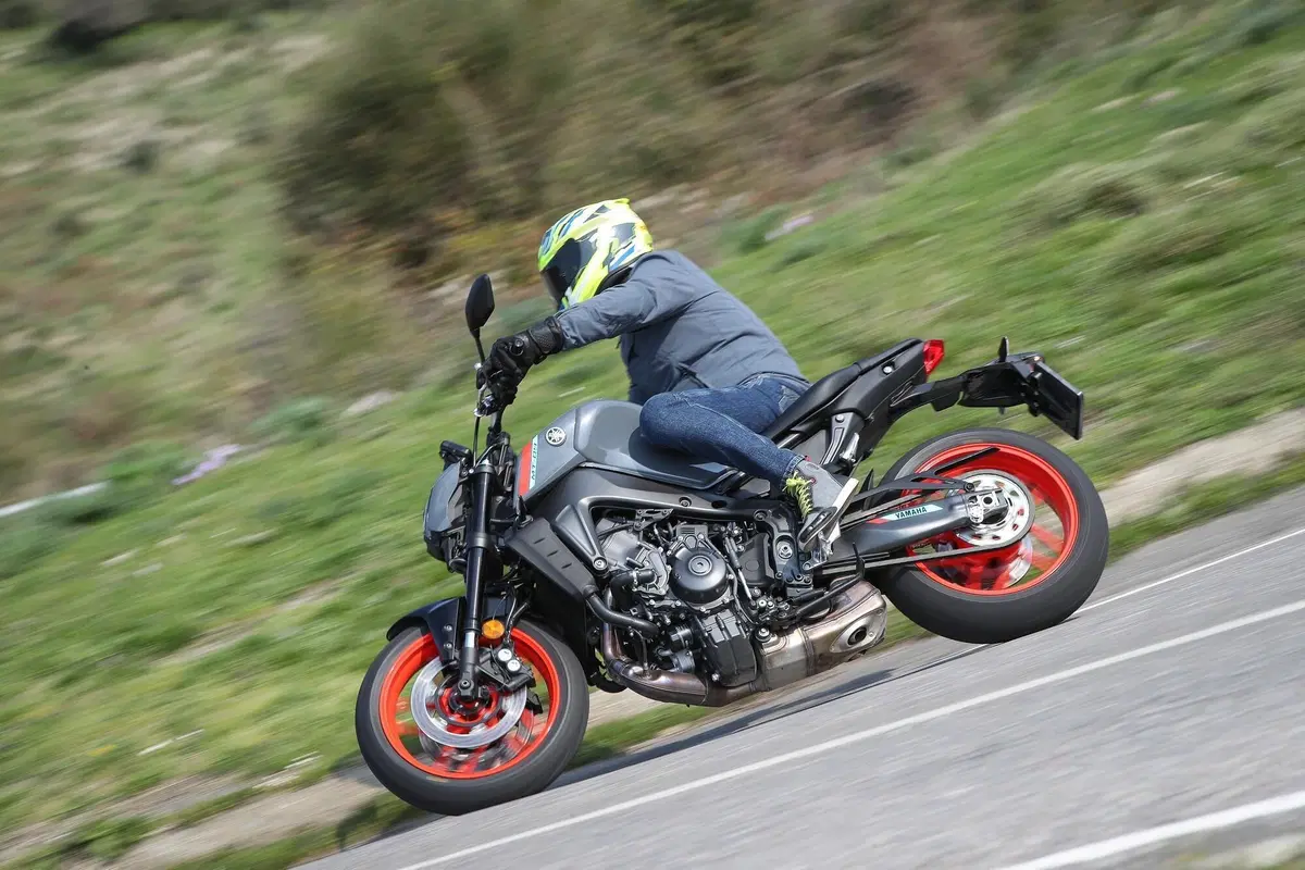 Yamaha MT-09: Dark & Fun (7)